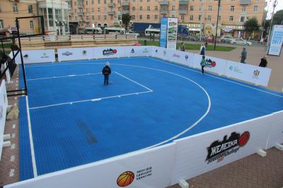 На площади перед МКЦ вырос городок фестиваля уличного баскетбола «Железка Streetball Challenge 2017»